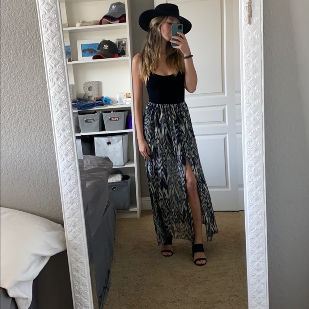 Flowing Maxi skirt with slits